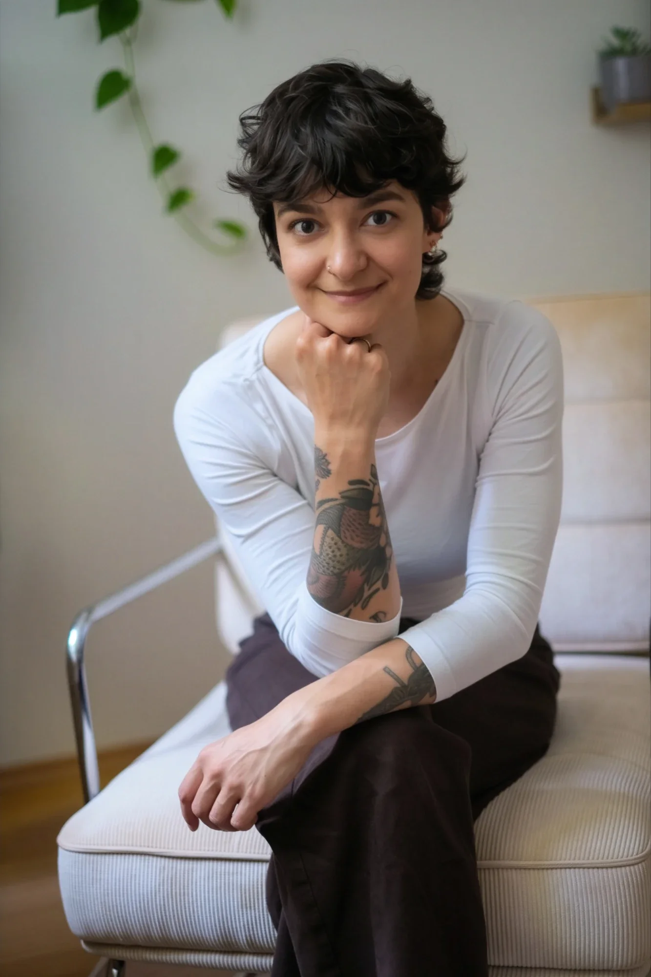 Cathrin Schmidt sitzt in ihrer Praxis und blickt lächelnd in die Kamera.